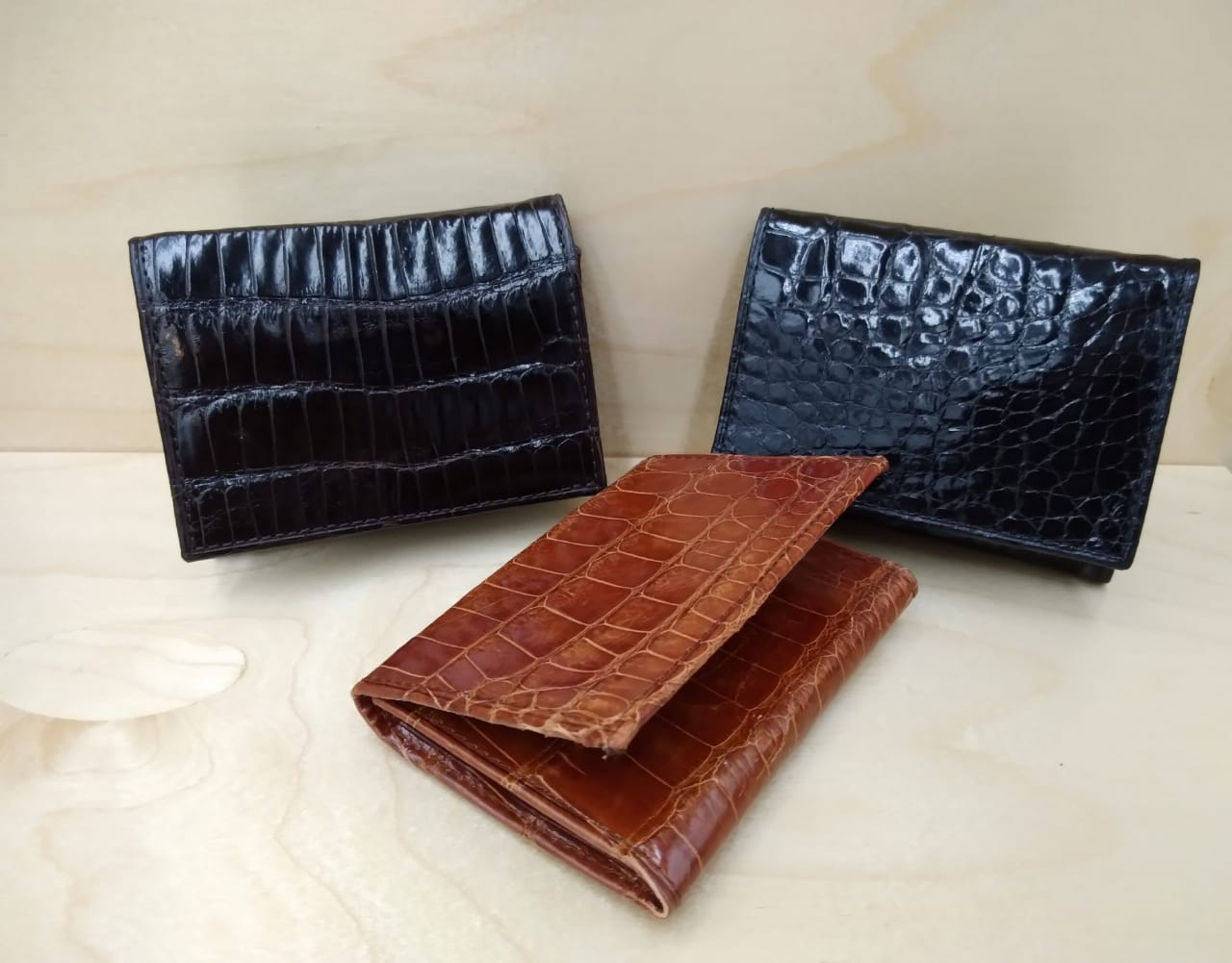 Alligator Black Classic Tri-Fold Wallet : Acadian Leather